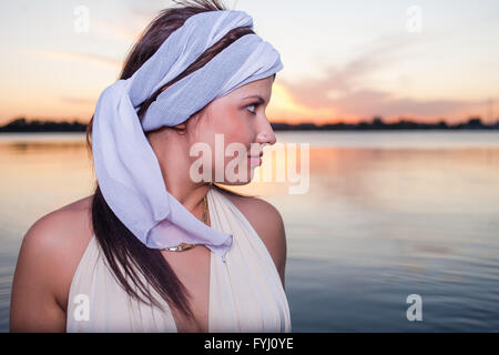 Bella giovane donna estate ritratto stile retrò. Vista di profilo Foto Stock