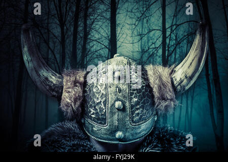 Casco, Viking warrior, maschio vestiti in stile barbaro con la spada, barbuto Foto Stock