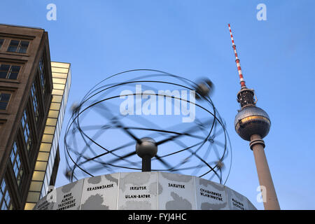 World time clock di fronte Fernsehturm Torre della TV Foto Stock