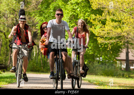 Gruppo di adolescenti sulle biciclette Foto Stock