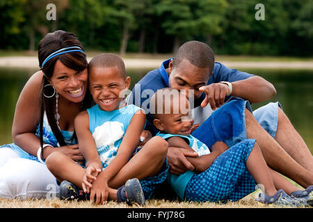 Famiglia africana divertendosi Foto Stock