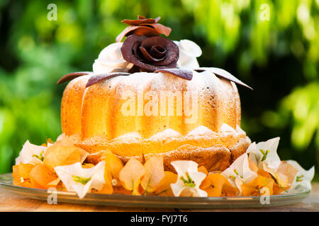 Gugelhupf torta sulla piastra Foto Stock