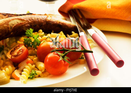 Salsicce e insalata di pasta Foto Stock