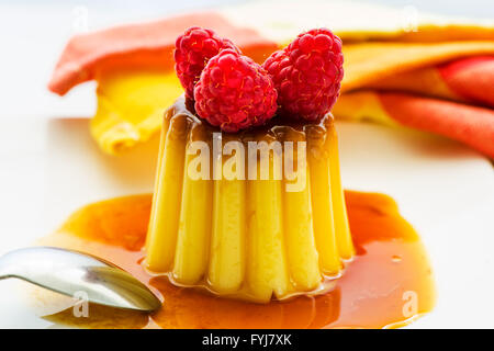 Budino al caramello con frutta Foto Stock