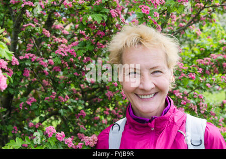 Ritratto di una donna in una fioritura biancospino Foto Stock