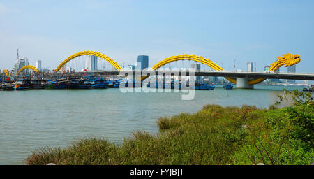 Da Nang, Rong ponte anche nome Dragon ponte attraversare il fiume Han con avvolgimento moderno architetto, simbolo di Danang city, Vietnam Foto Stock