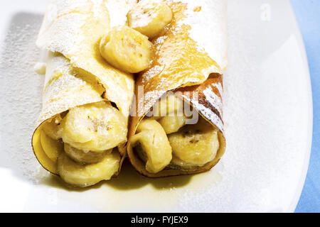 Frittelle o crepes con banana Foto Stock