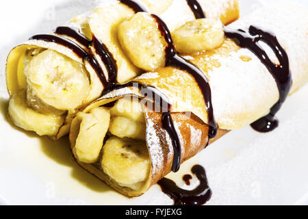 Frittelle o crepes con banana e cioccolato Foto Stock