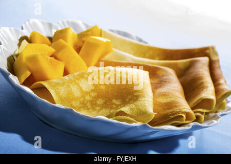 Appena sfornato frittelle dorate o crepes Foto Stock