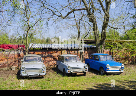 Tre parcheggiate automobili Trabant, Sassonia-Anhalt, Germania Foto Stock