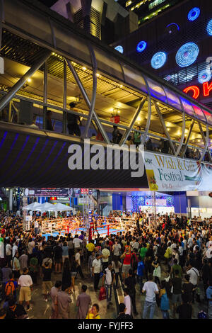 Thai boxing davanti ad un centro commerciale per lo shopping a Bangkok Foto Stock