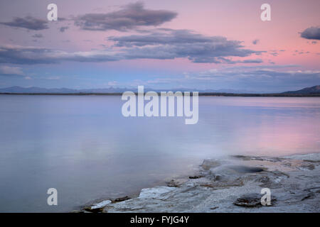 WY01576-00...WYOMING - Tramonto sul Lago Yellowstone e Lakeshore Geyser nel West Thumb Geyser Basin del Parco Nazionale di Yellowstone. Foto Stock