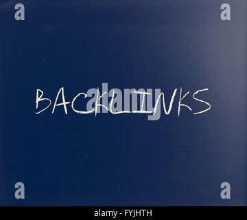 Backlinks scritta a mano con il bianco gesso su una lavagna Foto Stock