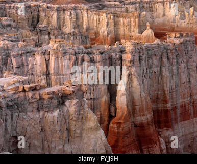 Stati Uniti d'America, Arizona, Coconino County, Moenkopi altopiano. Colorate, eroso formazioni sedimentarie. Foto Stock
