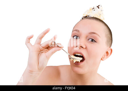 Giovane donna a mangiare il gelato Foto Stock