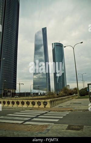 Torre di cristallo, grattacielo di Madrid, collocati nella zona finanziaria ,quattro moderni grattacieli (Cuatro Torres), Spagna Foto Stock