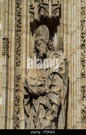 Toledo imperial city. sculture sulla facciata della Cattedrale Foto Stock