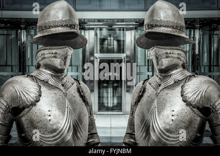 Medieval Armor protezione di un edificio aziendale. Concetto di protezione firewall Foto Stock