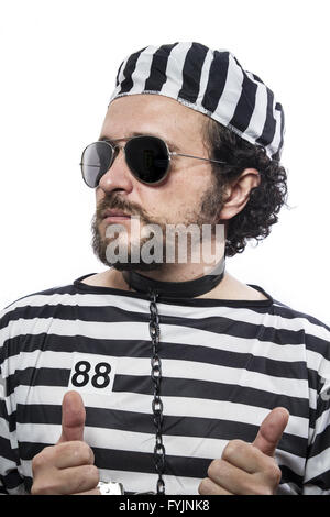 Un uomo caucasico prigioniero penale con catena a sfere e manette in studio isolato su sfondo bianco Foto Stock