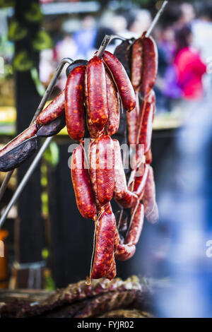 Un sacco di salsicce e chorizos in una fiera medievale Foto Stock