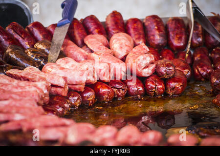 Un sacco di salsicce e chorizos in una fiera medievale Foto Stock