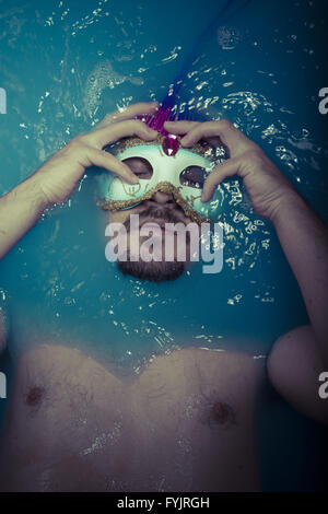 La depressione, l'uomo in blu vasca piena di acqua, tristezza concetto Foto Stock