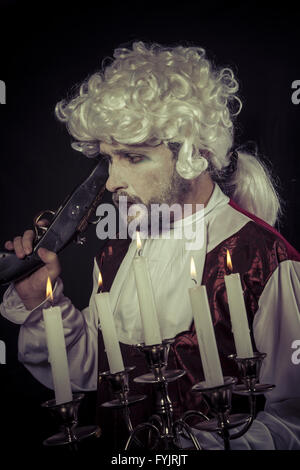 Gunfight del diciannovesimo secolo uomo, , lampadario con candele Foto Stock