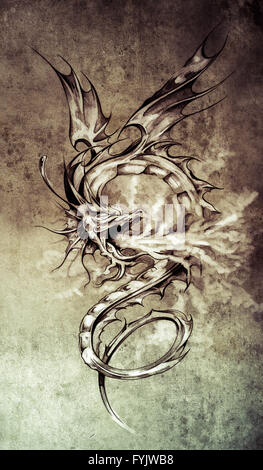 Schizzo di arte del tatuaggio, elegante dragon illustrazione sulla carta vintage, illustrazione fatta a mano Foto Stock