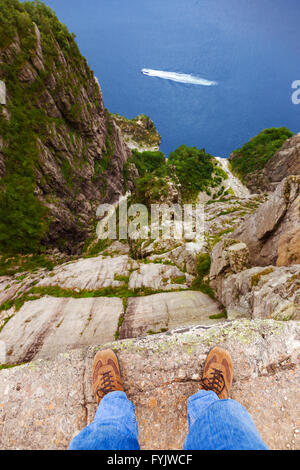 Uomo in piedi sulla scogliera Prekestolen nel fiordo Lysefjord - Norvegia Foto Stock