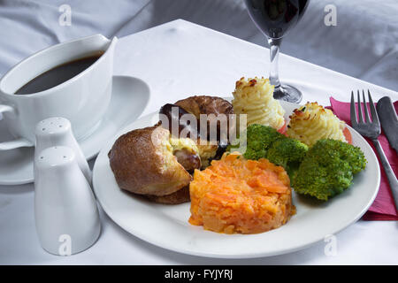 A che serve di stile Inglese Toad nel foro con la Duchessa di patate, broccoli, carota e un ricco sugo marrone. Foto Stock