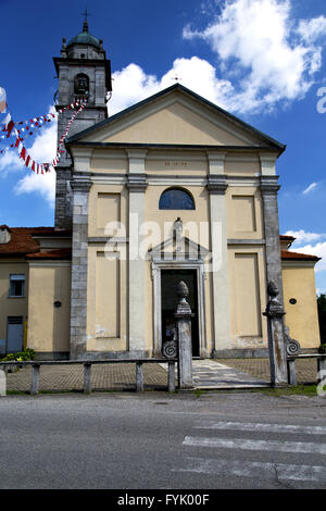 In Solbiate Arno vecchia chiesa chiusa marciapiede di mattoni Lombardia Foto Stock