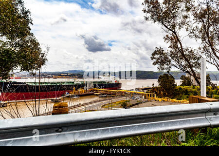 Una petroliera ancorata a una raffineria in Martinez California il Suisun Bay Foto Stock