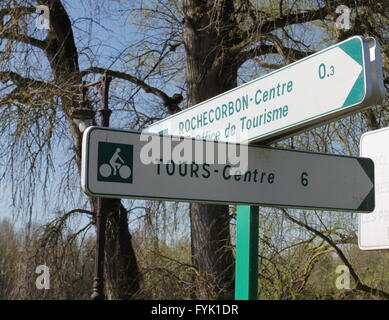 Segno in bicicletta nei pressi di Rochecorbon France Aprile 2016 Foto Stock