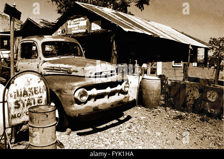 Primi anni cinquanta Ford F100 carrello di prelievo presso le pompe di benzina a un vecchio Sud Ovest USA città mineraria di archivio generale. Foto Stock