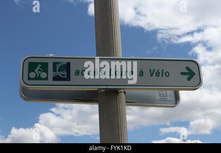 Escursioni in bicicletta segno vicino a Tours in Francia Aprile 2016 Foto Stock