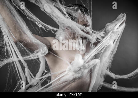 Orrore.man tangled in enormi white spider web Foto Stock