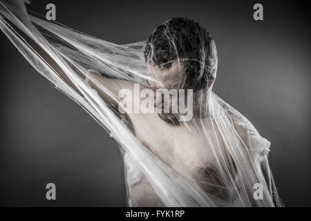 Scary rete.uomo aggrovigliato in enormi white spider web Foto Stock