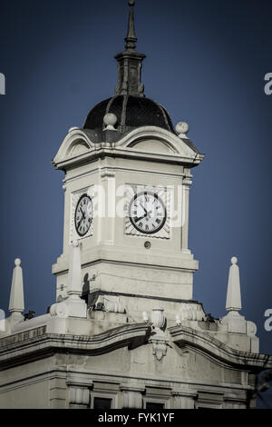 Vecchia Torre dell orologio in Plaza de Colon, Madrid, Spagna Foto Stock