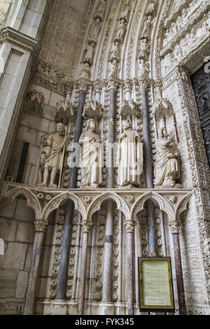 Ingresso laterale della Cattedrale di Toledo, ad arco con rilievi religiosi Foto Stock