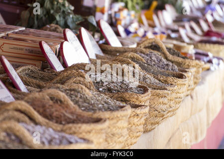 Ingrediente, cesti di vimini medicinali ripieni di erbe curative Foto Stock