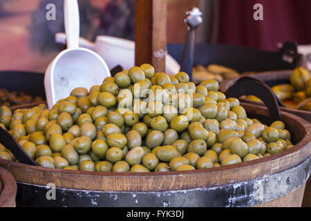 Mediterraneo, i fusti in legno con olive e varianti Foto Stock