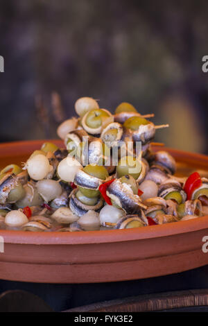 Cocktail, i fusti in legno con olive e varianti Foto Stock