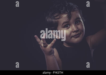 Ragazzino con slicked-indietro i capelli, divertente ed espressiva Foto Stock