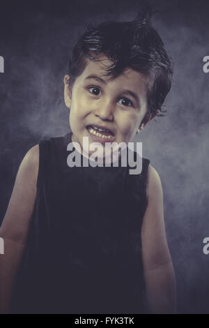 Ragazzo punk con slicked-indietro i capelli, divertente ed espressiva Foto Stock