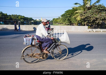 Bicicletta con altoparlante, Mandalay, Myanmar, Asia Foto Stock