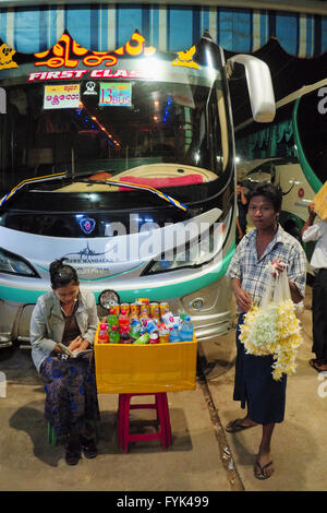 Venditori ambulanti presso la stazione degli autobus, Yangon, Myanmar, come Foto Stock