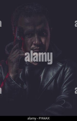 Il suicidio, assassino, uomo con mantello nero e una pistola Foto Stock