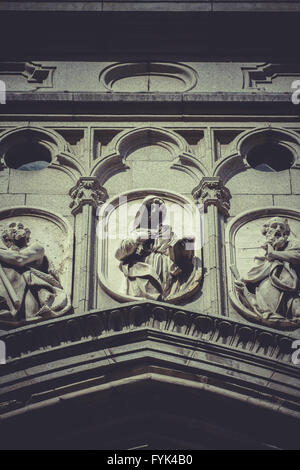 Toledo imperial city. sculture sulla facciata della Cattedrale Foto Stock