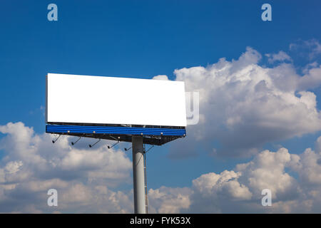 Tabellone vuoto sul cielo blu con nuvole Foto Stock