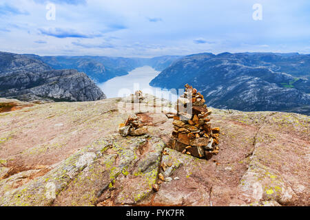 Montagna sulla strada per la scogliera Prekestolen nel fiordo Lysefjord - Norvegia Foto Stock